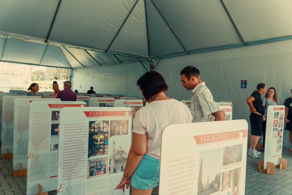 Exposição dos Milagres Eucarísticos no Mundo, idealizada por São Carlo Acutis. Foto: Casaltakes