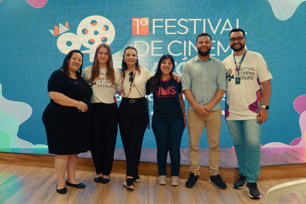 Equipe Kolbe Arte com Elaine Teixeira Cancian e sua filha Letícia Teixeira Cancian, Rodrigo Galdino e a Fundadora da Associação Guadalupe, Mariângela Cônsoli de Oliveira. Foto: Casaltake