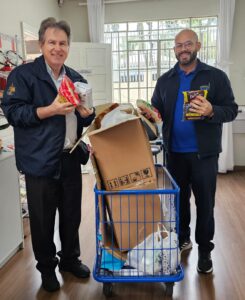 Padre Parron e Alisson (colaborador do Santuário) em sessão exclusiva do filme "O Guardião - Sob a Proteção de São José", em Curitiba (PR). Foto: Kolbe Arte