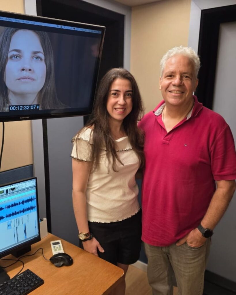 Regina Maia e Eduardo Borgerth durante a dublagem de Gemma Galgani, no IAB – Instituto Artístico Brasileiro, Barra da Tijuca (RJ).